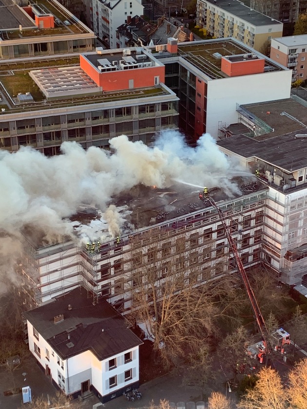 FW-F: Feuer in der Dachkonstruktion eines Gebäudes der Fachhochschule Frankfurt