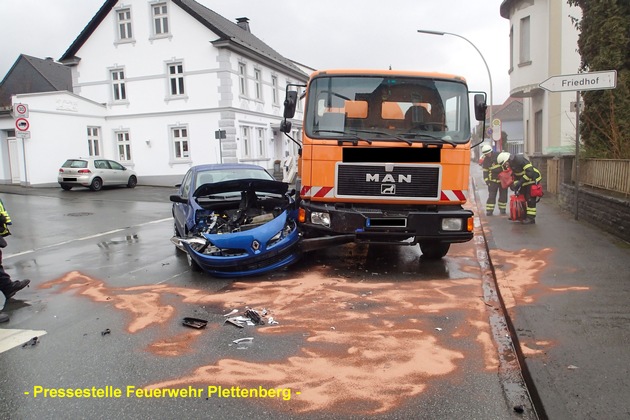 FW-PL: OT Holthausen/Ohle. Kollision zwischen LKW und PKW. Schwan in Notlage