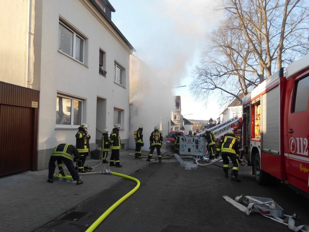 FW-AR: Feuerwehr verhindert Übergreifen eines Pkw-Brandes auf Wohnhaus in Neheim: Wehrleute bringen Bewohner in Sicherheit