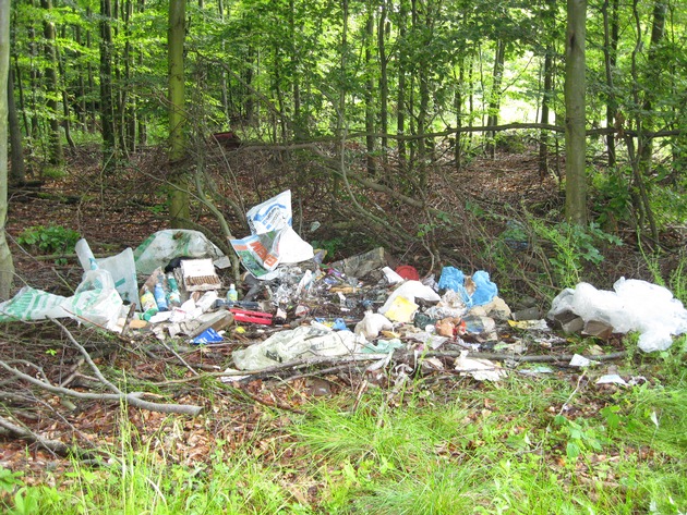 POL-NOM: Gefährliche Abfälle im Gillersheimer Wald - Bild im Anhang
