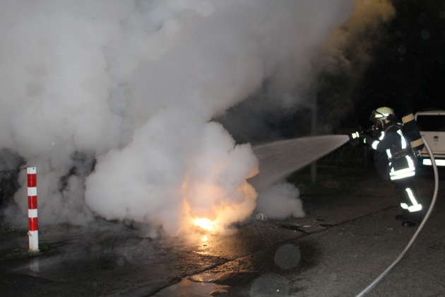 FW-DO: Brennender PKW weckt Anwohner in der Obermarkstraße
