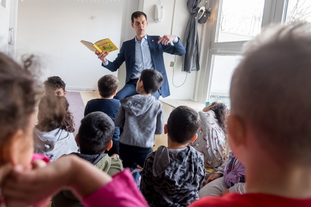 PM mit Bildern: Neuköllns Bezirksbürgermeister Martin Hikel unterstützt frühe Sprachförderung