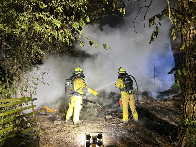 FW Weinheim: Gartenhütte im Gewann Hammelsbrunnen niedergebrannt - Weinheimer Feuerwehr verhindert weitere Ausbreitung
