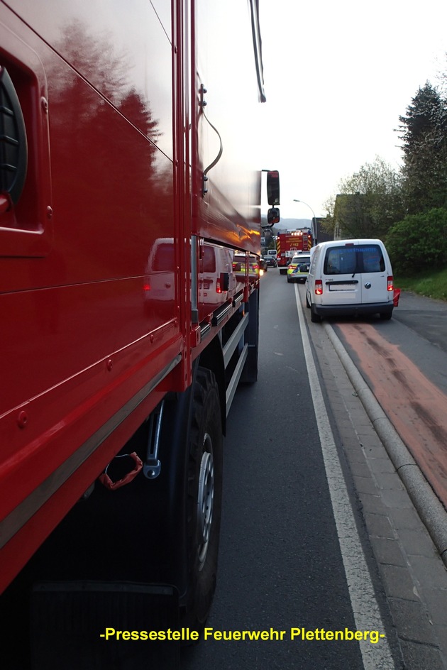 FW-PL: OT-Plettenberg Kahley. Ölspur nach Motorschaden auf der B 236.