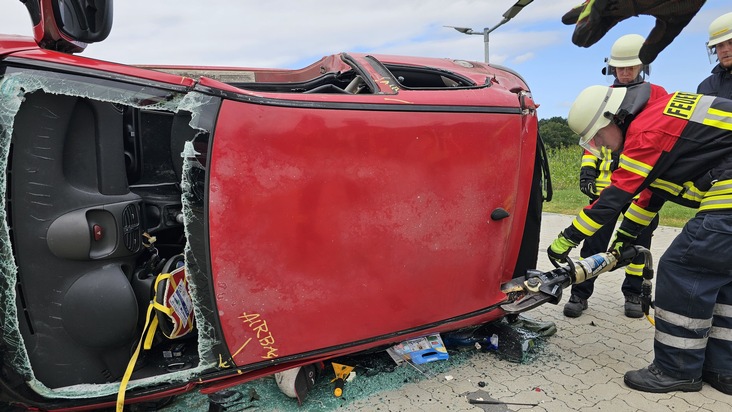 FFW Schiffdorf: Gemeindefeuerwehr trainiert Zusammenarbeit für schwere Verkehrsunfälle