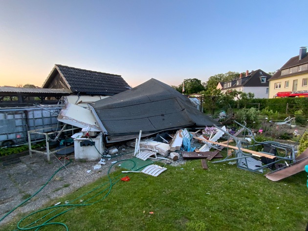 FW Ratingen: Gartenhaus in Kleingartenanlage explodiert, 1 Person verletzt Ratingen Mitte, Formerstraße, 04.06.2023, 04:51 Uhr