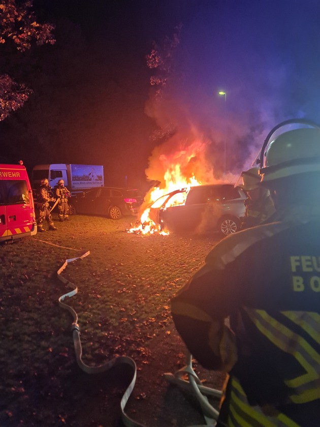 FW Bocholt: Fahrzeugbrand