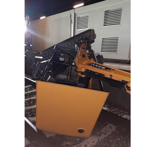 Bundespolizeidirektion München: Unfall bei Bauarbeiten am Hauptbahnhof / Kleinbagger stürzt ins Gleis