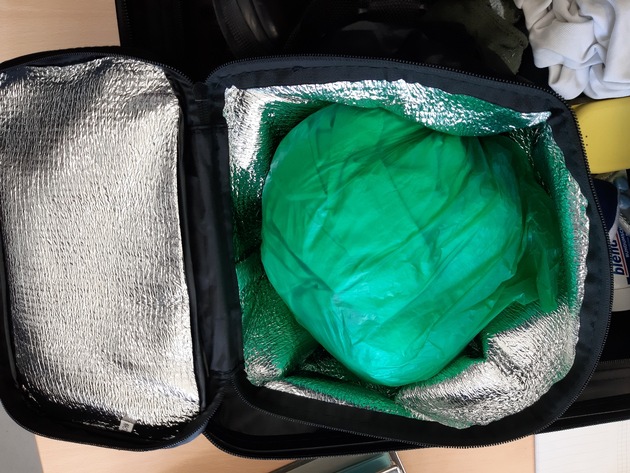 HZA-SW: Mitfahrer schmuggelt Rauschgift in Kühltasche / Zoll stellt 222 Gramm Marihuana sicher