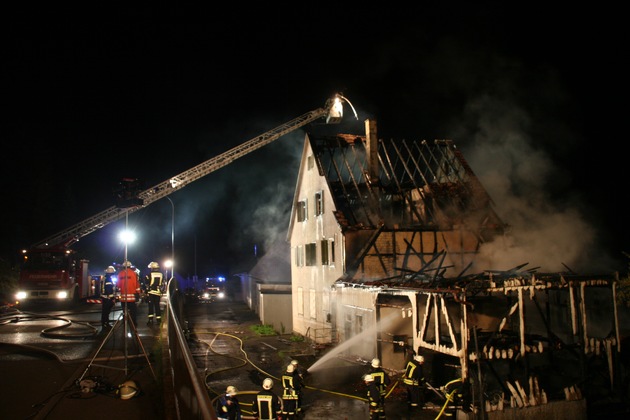 KFV-CW: Dachstuhl brennt lichterloh
100.000 Euro Sachschaden bei Großbrand in Haiterbach