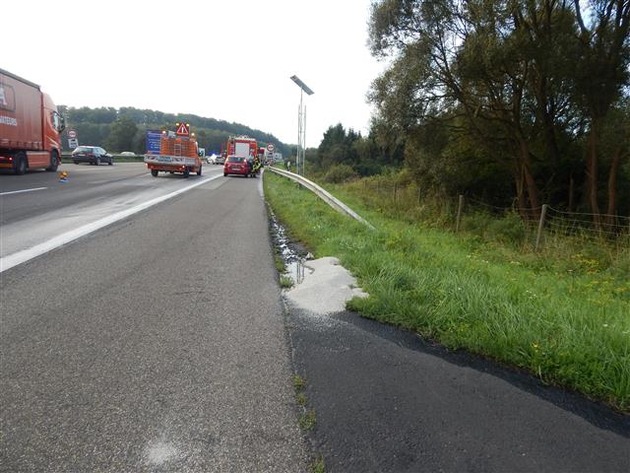 POL-VDKO: Verkehrsunfall mit Lkw-Beteiligung - ca. 300 L Dieselkraftstoff ausgelaufen