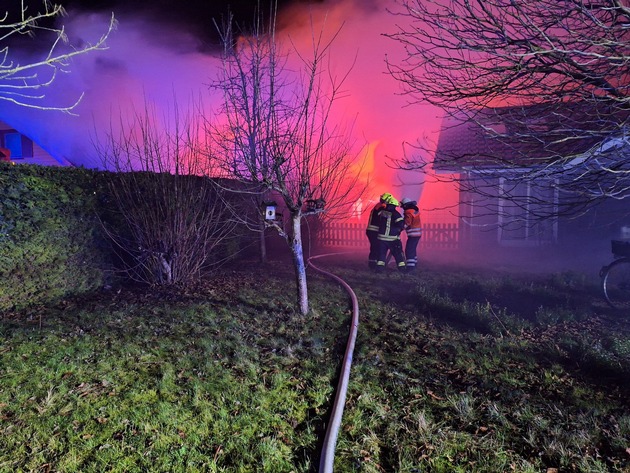 FW-ROW: Wohnhaus fängt am Neujahrsmorgen Feuer