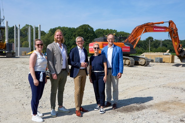 Baustart für Gewerbepark in Elmshorn: Hagedorn und BREMER feiern Stützenfest / Auf der ehemaligen Fläche einer Wurstwarenfabrik am Fuchsberger Damm hat der Hochbau für den Gewerbepark B Hub begonnen