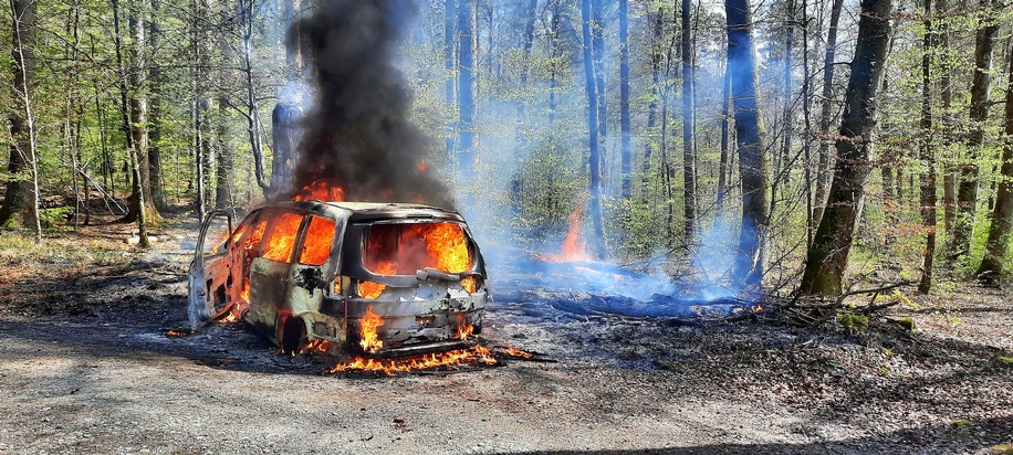 FW Konstanz: PKW Brand mit Brandausbreitung im Wald