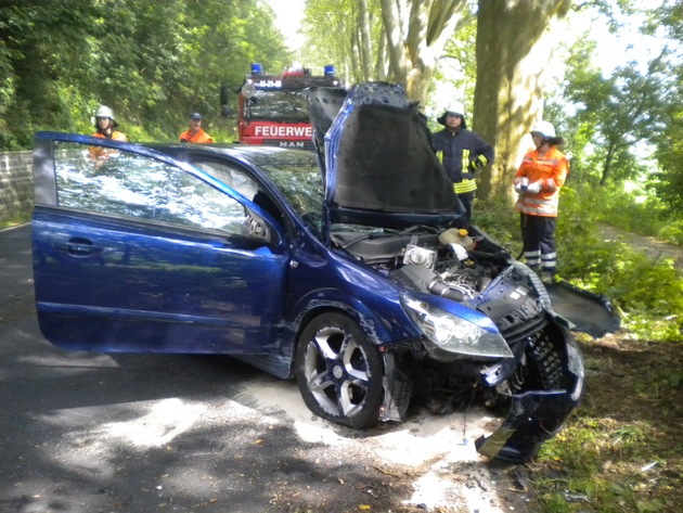 POL-HM: Junge Autofahrerin schwer verletzt