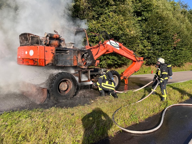 FW Achern: Bagger in Vollbrand zwischen Mösbach und Waldulm
