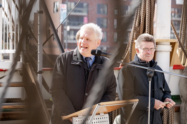 FW Bremerhaven: Ernennungen und Bef&ouml;rderungen auf dem Schulschiff Deutschland