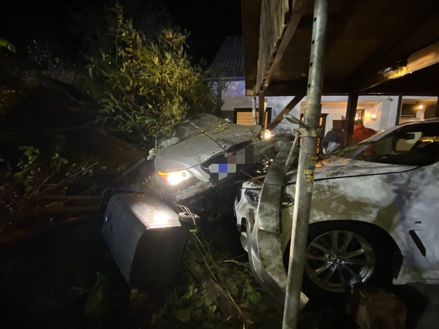 FW-EN: Schwerer Verkehrsunfall mit 4 Verletzten / BMW schleudert über Grundstück gegen Carport und Wohnhaus