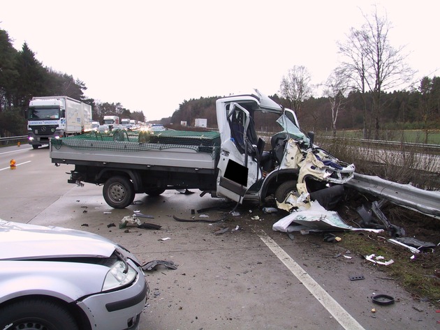 POL-WL: Lkw prallt in Mittelschutzplanke, zwei weitere Fahrzeuge fahren auf++Unbekannten aus Garage vertrieben++Beim Ausweichen geparkten Pkw beschädigt, Verursacher fuhr davon++und weitere Meldungen