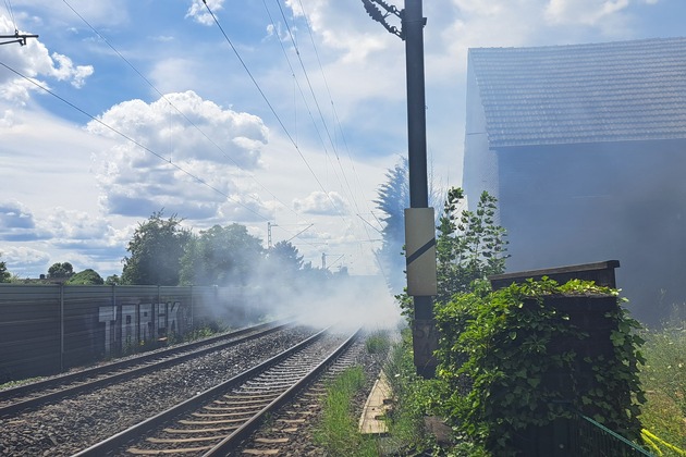 FW Rheingau-Taunus: Feuer an Güterzug und fünf Folgebrände im Rheingau