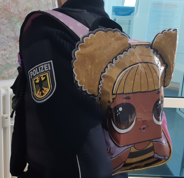 BPOL NRW: Rucksack auf dem Bahnsteig vergessen- Bundespolizei macht Kinderherz glücklich