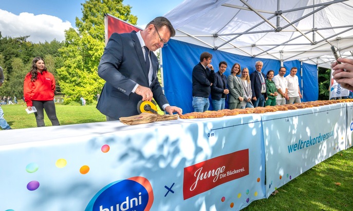Kulinarischer RID-Weltrekord in Hamburg – »budni« und »Junge Die Bäckerei« präsentieren im »Tierpark Hagenbeck« das mit 10 Metern längste Franzbrötchen der Welt