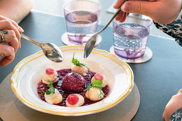 Wenn schon &bdquo;Telespargel&ldquo;, dann bitte mit Spargel &ndash; Neue Gerichte im Sphere Tim Raue