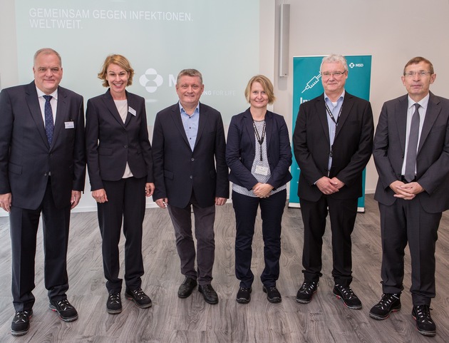 Gesundheitsminister Hermann Gröhe besucht Ebola-Impfstoffproduktion in Burgwedel