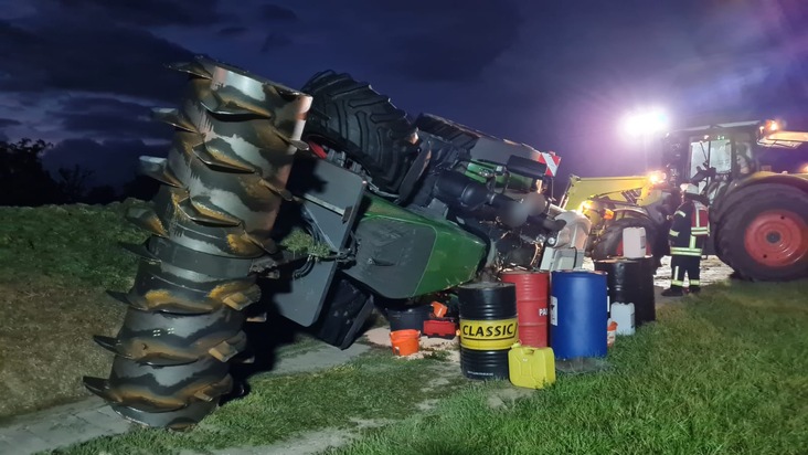 FFW Schiffdorf: Traktor stürzt von Fahrsilo - Fahrer muss ins Krankenhaus