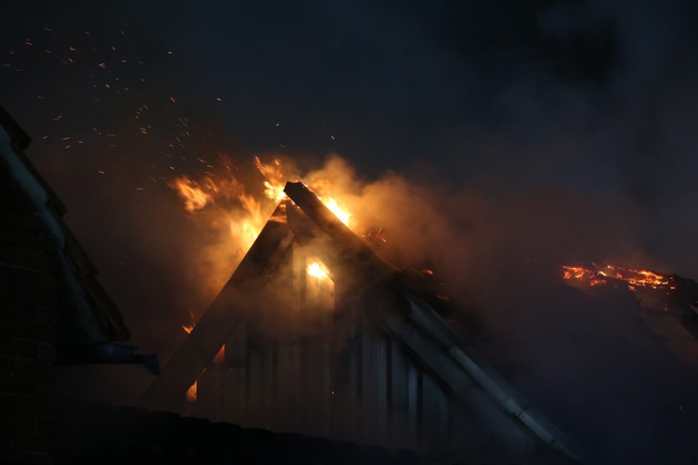 FW Gronau: Scheunenbrand in Epe - eine Unruhige Silvesternacht f&uuml;r die Feuerwehr Gronau
