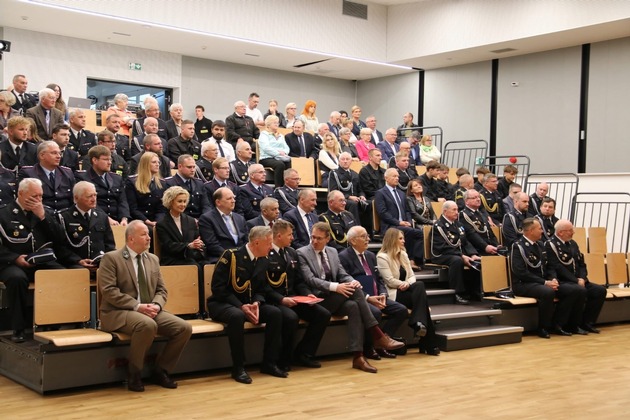 FW Lehrte: Feuer der Freundschaft neu entfacht - Delegation der Stadtfeuerwehr Lehrte besucht die Feuerwehr im polnischen Trzcianka zum 80 jährigen Jubiläum