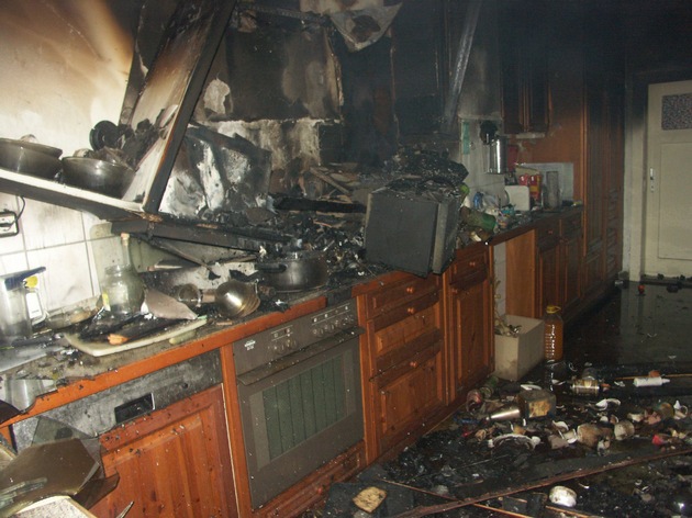 POL-NI: Lichtbilder zur Meldung &quot;Hausfrau wird Opfer eines Kuechenbrandes&quot; - Bilder im Download -