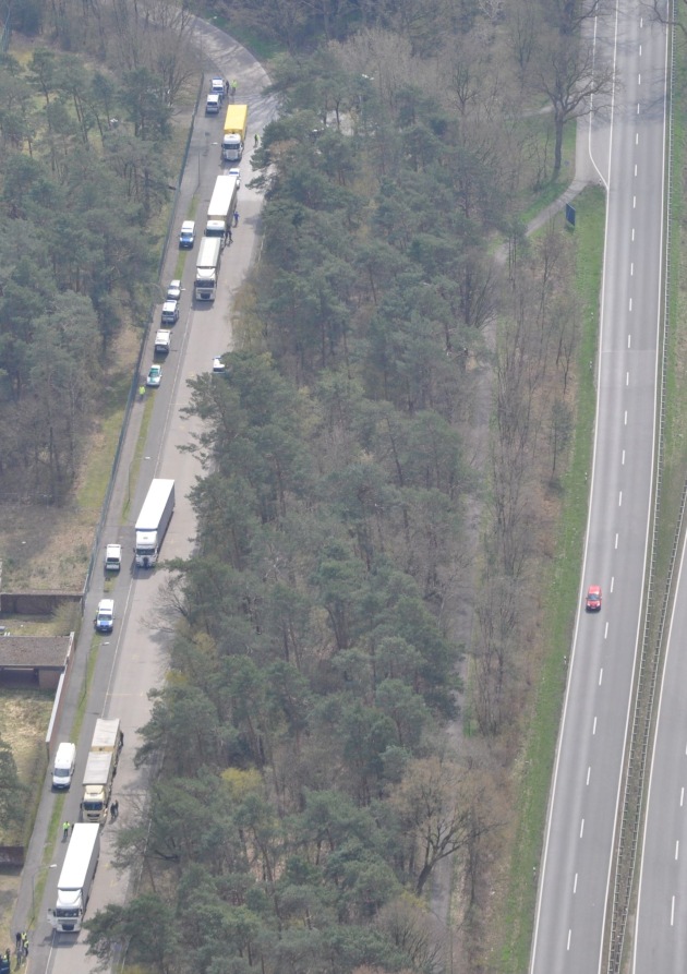 POL-NI: Großkontrolle des Schwerlastverkehrs - 61 von 145 Fahrzeuge beanstandet -Bilder im Download-