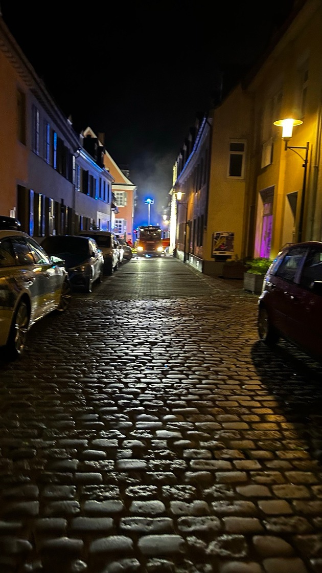 FW Speyer: Brand in ehemaliger Gastst&auml;tte in der Kutschergasse - drei Personen unverletzt gerettet.