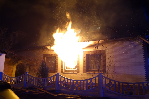FW Bremerhaven: Brand in einem Einfamilienhauses in der Auerstraße