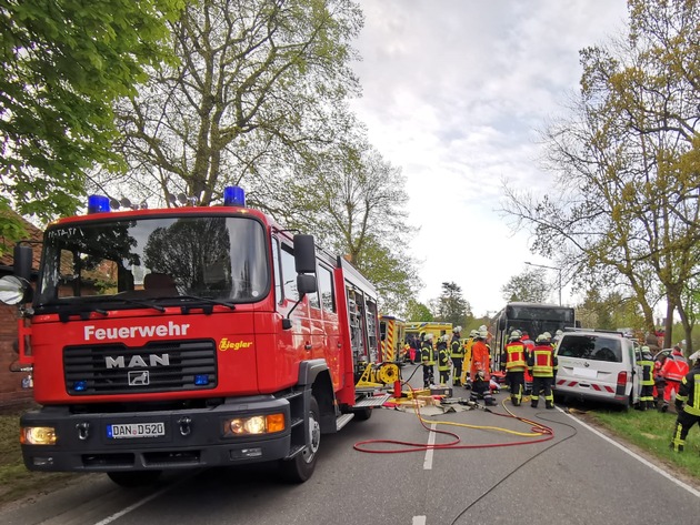 FW Lüchow-Dannenberg: Schwerer Verkehrsunfall in Streetz (Ldkrs.Lüchow-Dannenberg) +++ Transporter kollidiert mit Linienbus +++ Fahrer schwerstverletzt eingeklemmt