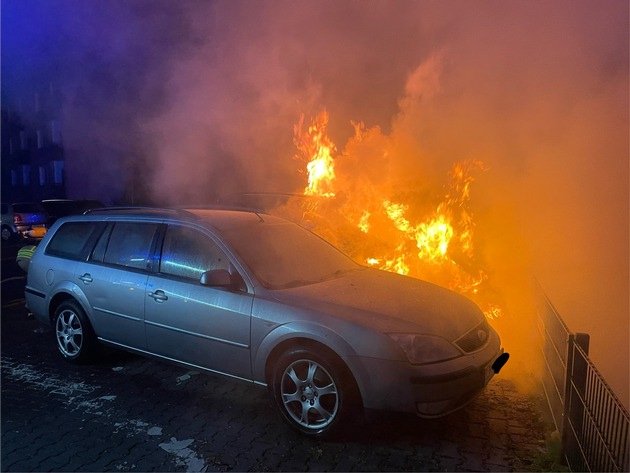 FW Lage: Feuer 1 / PKW Brand innerorts - 25.05.2025 - 01:02 Uhr