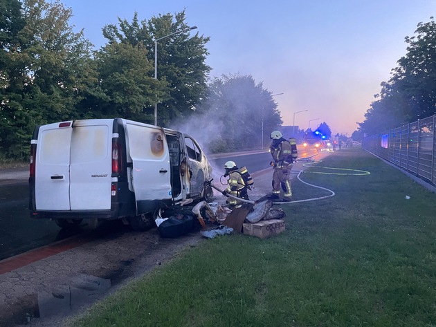 FW Lehrte: Transporter gerät in Brand