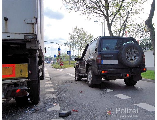 POL-PPWP: Kaiserslautern: Von Sonne geblendet - Unfall gebaut