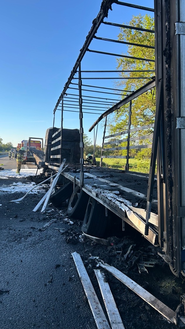FW Speyer: LKW-Vollbrand auf der A61 - Fahrer unverletzt, B&ouml;schung und Waldfl&auml;che in Brand