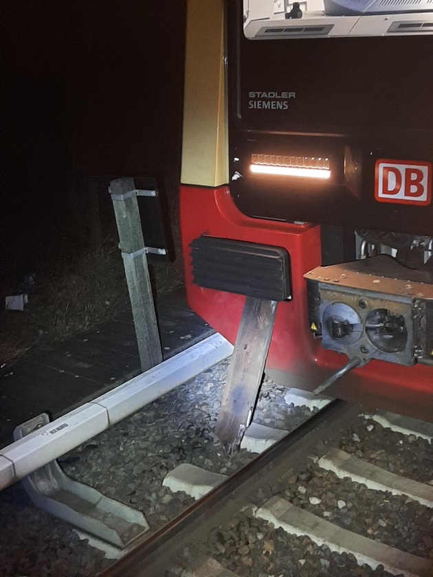 BPOLD-B: Gefährlicher Eingriff in den Bahnverkehr - Jugendliche warfen Holzbretter von Brücke