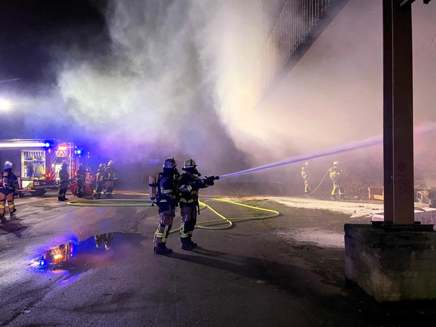 FW-E: Brand in einer leerstehenden Lagerhalle - zügiger Löscheinsatz verhindert Brandausbreitung