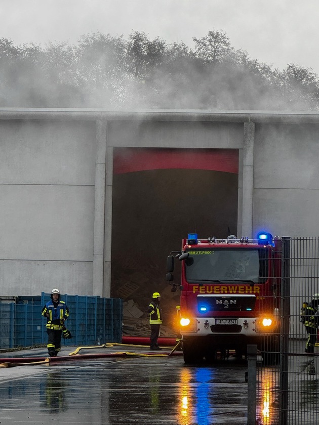 FW Horn-Bad Meinberg: Staubexplosion in Holzheizkraftwerk - Glutnester sorgen für langwierigen Feuerwehreinsatz