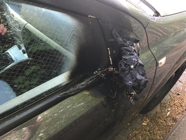 POL-PPWP: Brandstiftung: Fahrzeugspiegel angezündet