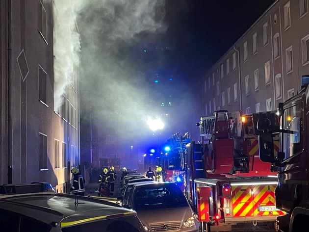 FW-GE: Eine verletzte Person nach Wohnungsbrand in Gelsenkirchen-Schalke