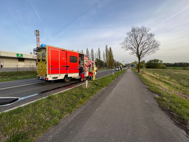 FW Ratingen: Auffahrunfall fordert mehrere Verletzte - Kölner Straße in Ratingen gesperrt