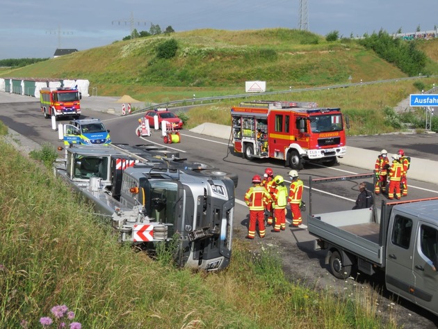 FW-Heiligenhaus: Kranwagen auf Autobahn A44 verunfallt (Meldung 18/2021)