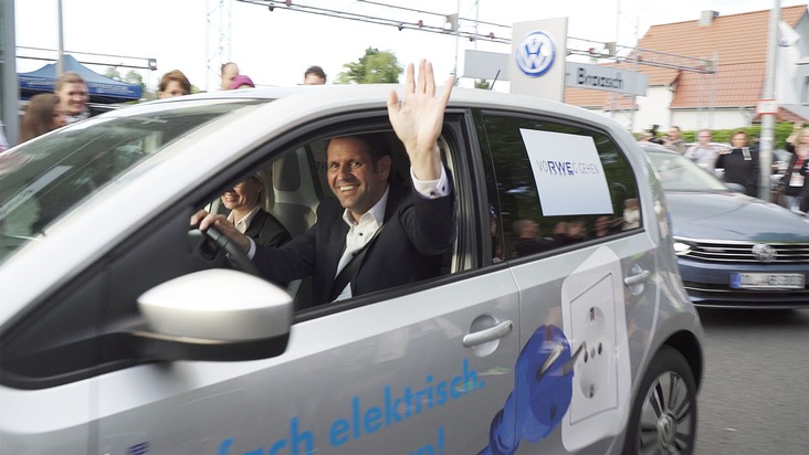 Mit RWE neue Energie-Weltrekorde aufgestellt: Niedersächsischer Wirtschaftsminister Lies legt mit Elektro-Auto 120 Kilometer zurück/2.900 Teilnehmer erzeugten mit 120 Standrädern in 24 Stunden Strom