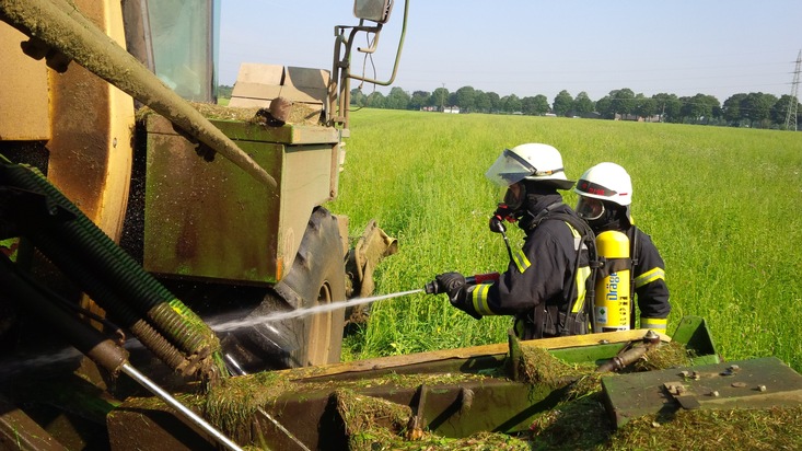 FW-KLE: Bei Mäharbeiten: Landmaschine geht in Flammen auf