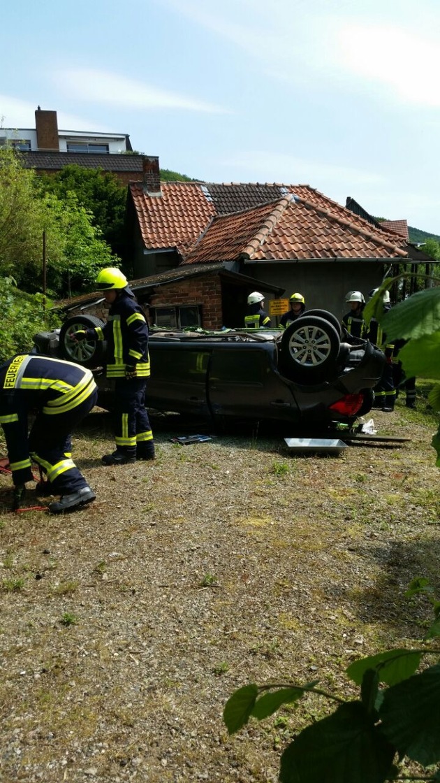 POL-GÖ: (336/2017) Vermutlich Gänge verwechselt - 81 Jahre alte Autofahrerin aus Hann. Münden stürzt mit PKW Abhang hinunter, Frau leicht verletzt